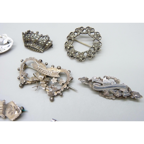 7130 - Victorian and later brooches, eight silver examples and two white metal, some lacking pins, 33g