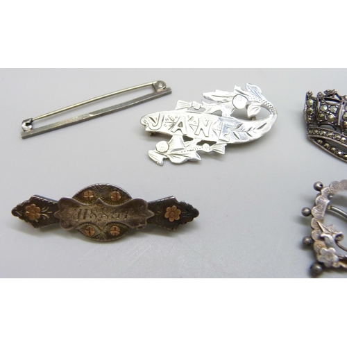 7130 - Victorian and later brooches, eight silver examples and two white metal, some lacking pins, 33g