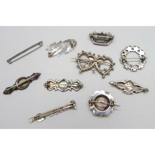 7130 - Victorian and later brooches, eight silver examples and two white metal, some lacking pins, 33g