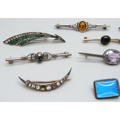 7131 - A collection of silver brooches including Art Deco and a Thomas Mott butterfly wing brooch, 32g