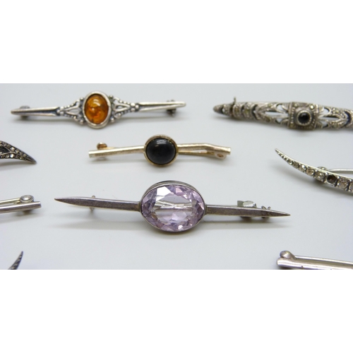 7131 - A collection of silver brooches including Art Deco and a Thomas Mott butterfly wing brooch, 32g