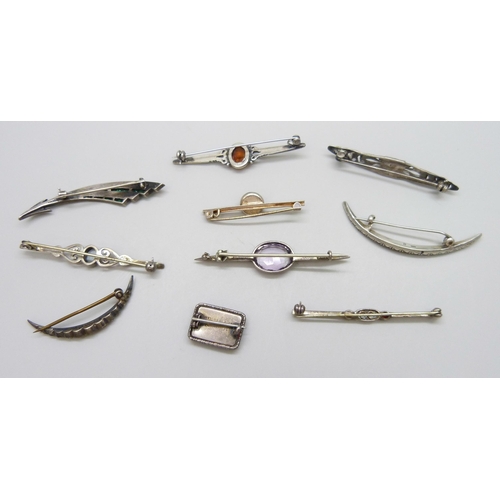 7131 - A collection of silver brooches including Art Deco and a Thomas Mott butterfly wing brooch, 32g