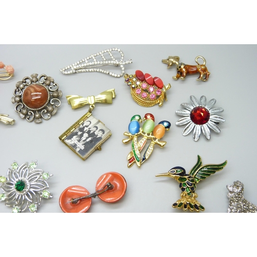 7132 - Thirty costume brooches