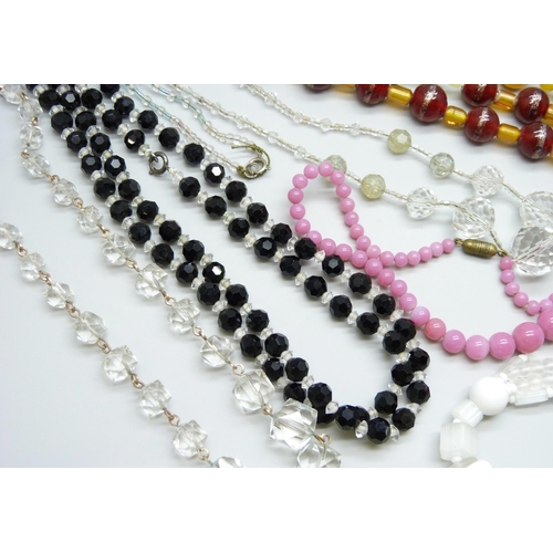 7134 - Ten vintage necklets