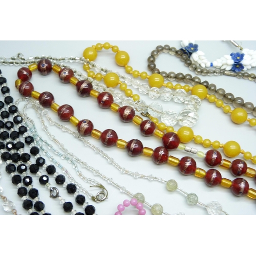 7134 - Ten vintage necklets