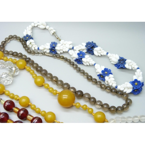 7134 - Ten vintage necklets