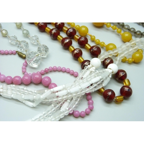 7134 - Ten vintage necklets