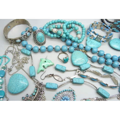 7135 - A collection of turquoise and turquoise coloured jewellery