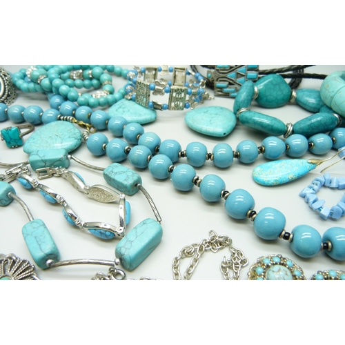 7135 - A collection of turquoise and turquoise coloured jewellery