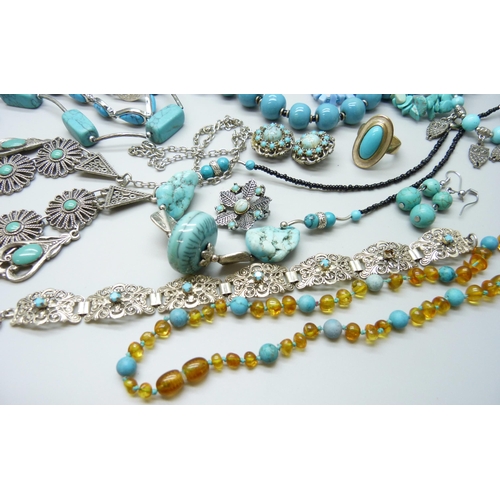 7135 - A collection of turquoise and turquoise coloured jewellery