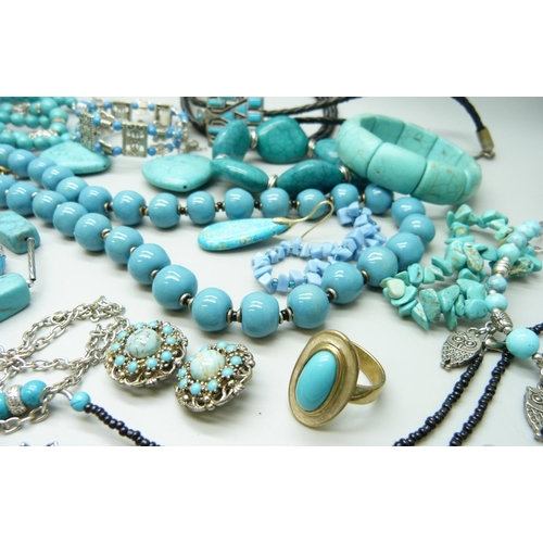 7135 - A collection of turquoise and turquoise coloured jewellery