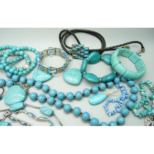 7135 - A collection of turquoise and turquoise coloured jewellery