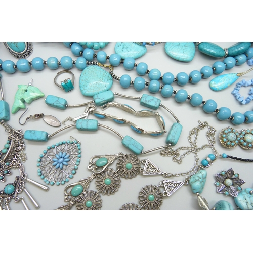 7135 - A collection of turquoise and turquoise coloured jewellery