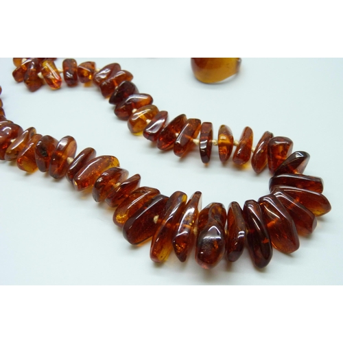 7136 - An amber necklace, 43g, together with an amber coloured ring, M