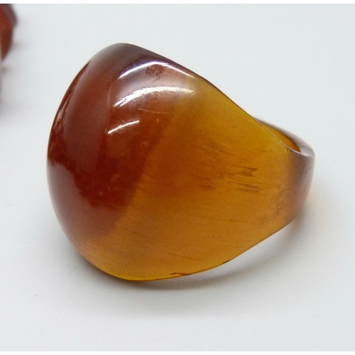 7136 - An amber necklace, 43g, together with an amber coloured ring, M