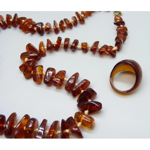 7136 - An amber necklace, 43g, together with an amber coloured ring, M