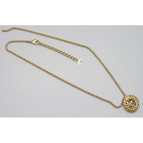 7141 - A Christian Dior necklace, chain a/f, pendant 2cm and attached to chain