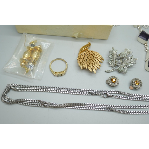 7142 - Costume jewellery including a set of 12 glass rings