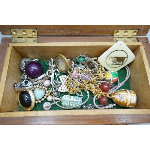 7148 - A wooden box containing costume jewellery