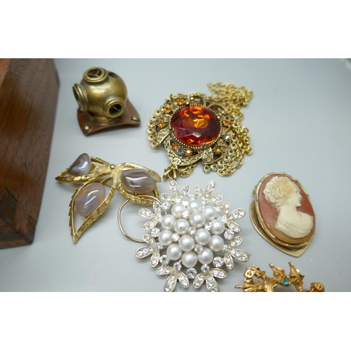 7148 - A wooden box containing costume jewellery