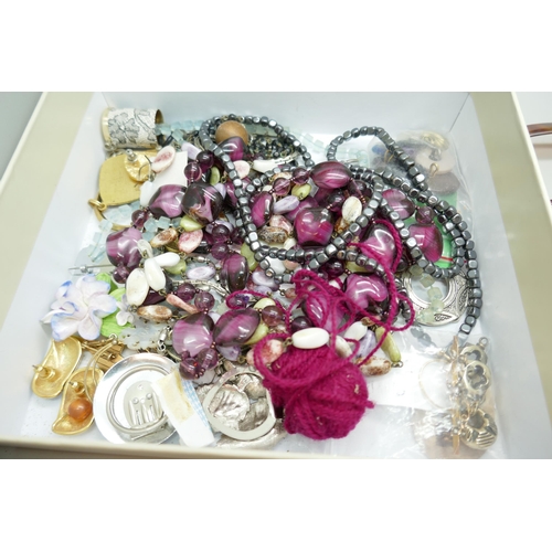 7148A - A box of costume jewellery including a 1.5g 9ct gold bar brooch, a/f