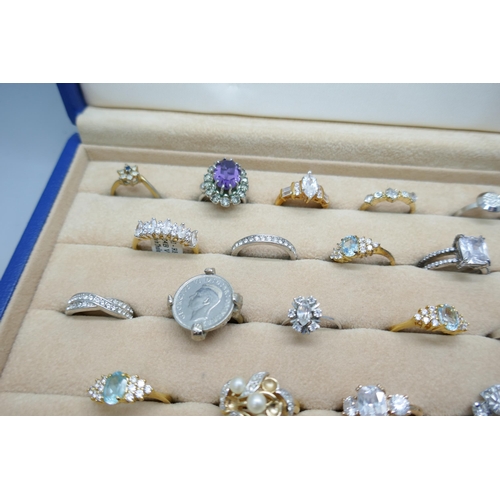 7149 - A tray of costume rings