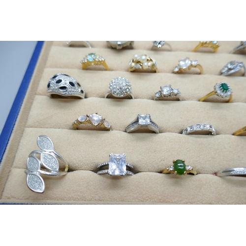 7149 - A tray of costume rings