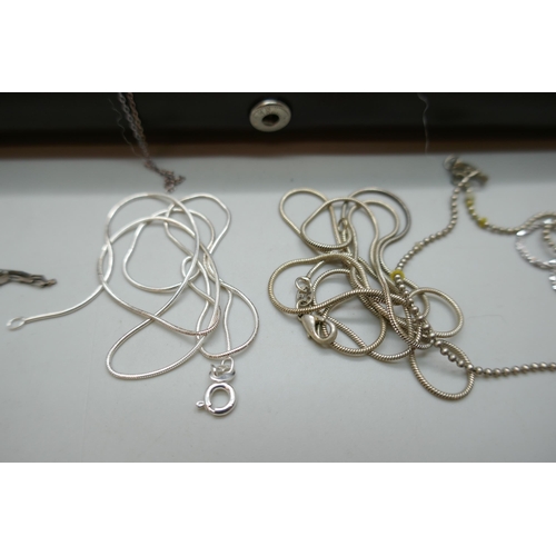 7150 - A collection of silver chains, 39g, together with 8 plated chains