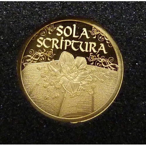 7182 - A Sola Scripture 585 gold coin with COA, 0.5g