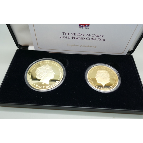 7207 - The VE Day 24 carat gold plated coin pair, one Solomon Islands Elizabeth II 2020 half dollar - Victo... 