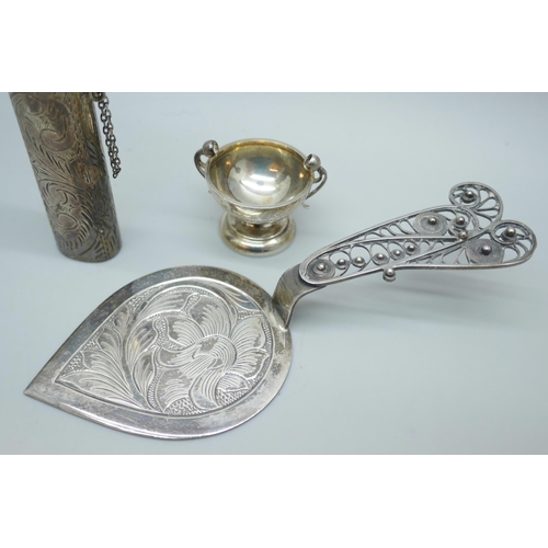 7230 - A .830 silver server, a silver case and a miniature silver two handled bowl, 2cm tall, 49g total