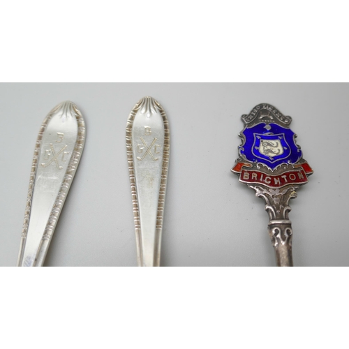 7235 - A set of five silver teaspoons together with one other silver teaspoon, 81g