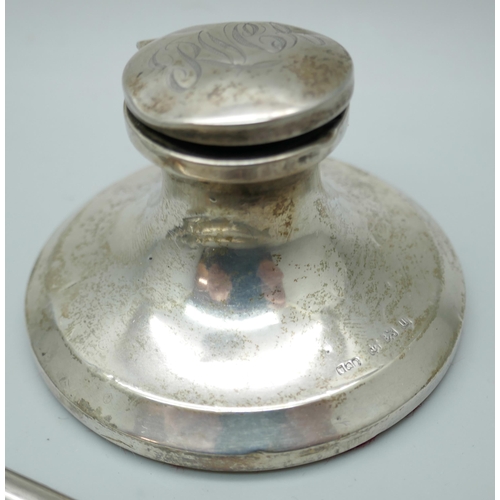 7237 - A silver handled button hook and stretchers and a small silver capstan inkwell, base 6.8cm