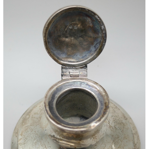 7237 - A silver handled button hook and stretchers and a small silver capstan inkwell, base 6.8cm