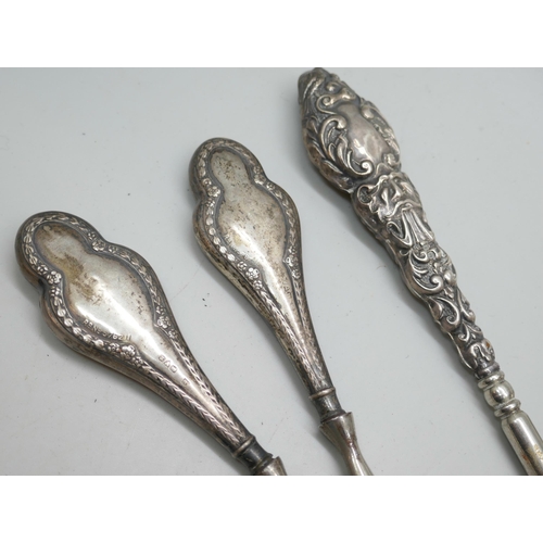 7237 - A silver handled button hook and stretchers and a small silver capstan inkwell, base 6.8cm