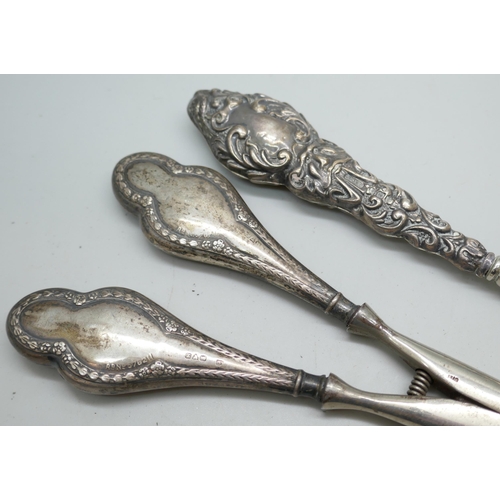 7237 - A silver handled button hook and stretchers and a small silver capstan inkwell, base 6.8cm