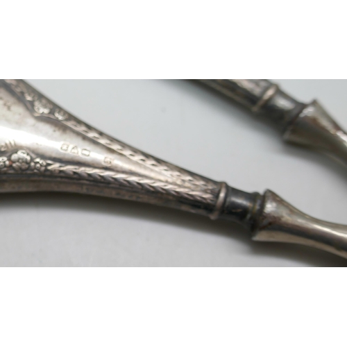 7237 - A silver handled button hook and stretchers and a small silver capstan inkwell, base 6.8cm