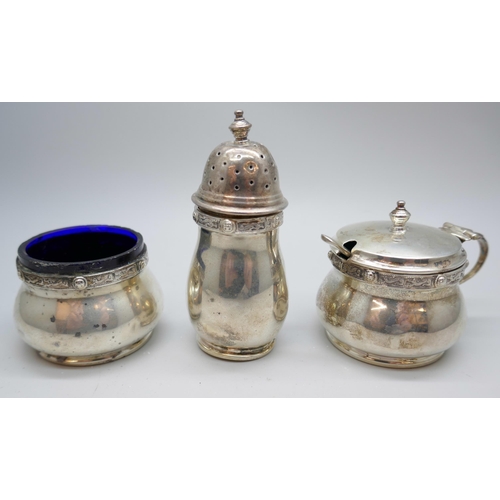 7247 - A silver three piece cruet set, Adie Brothers, Birmingham 1935, salt with blue glass liner stuck, to... 