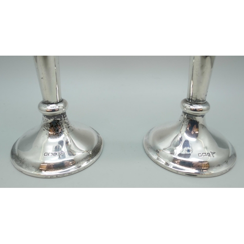 7249 - A pair of pierced silver vases, Walker & Hall, Sheffield 1911, 308g total weight (weighted bases), 1... 