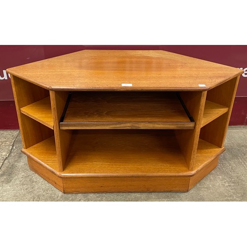 89 - A G-Plan teak media unit