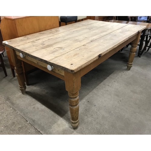 125 - A Victorian pine single drawer farmhouse kitchen table