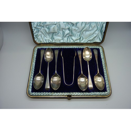 7252 - A cased set of silver spoons with a pair of silver sugar bows, 148g