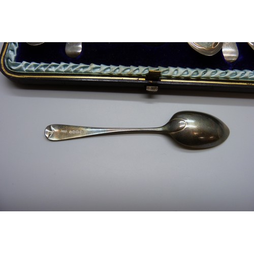 7252 - A cased set of silver spoons with a pair of silver sugar bows, 148g