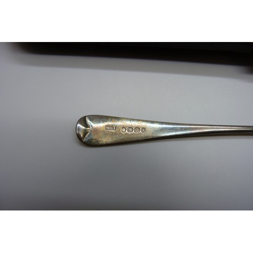 7252 - A cased set of silver spoons with a pair of silver sugar bows, 148g