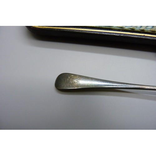 7252 - A cased set of silver spoons with a pair of silver sugar bows, 148g