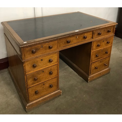 136 - A Victorian oak pedestal desk