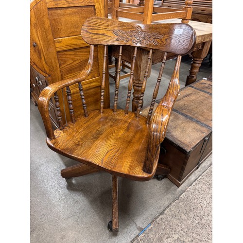 206 - An American oak revolving desk chair