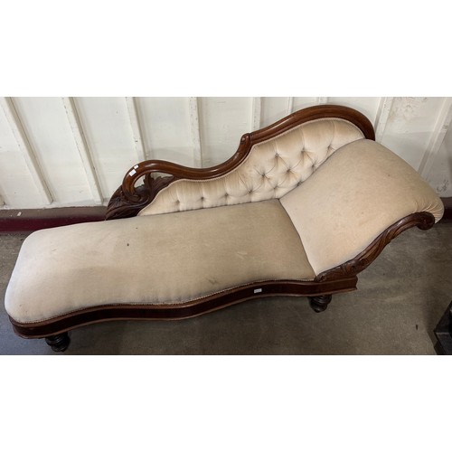 194 - A Victorian carved mahogany and fabric upholstered chaise longue