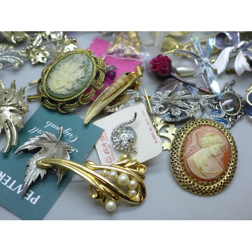 2021 - A collection of costume brooches