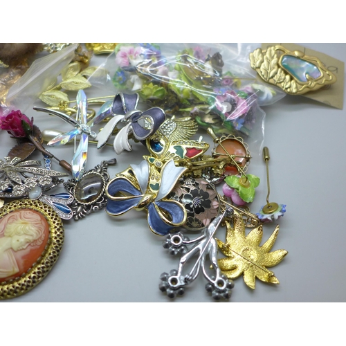 2021 - A collection of costume brooches